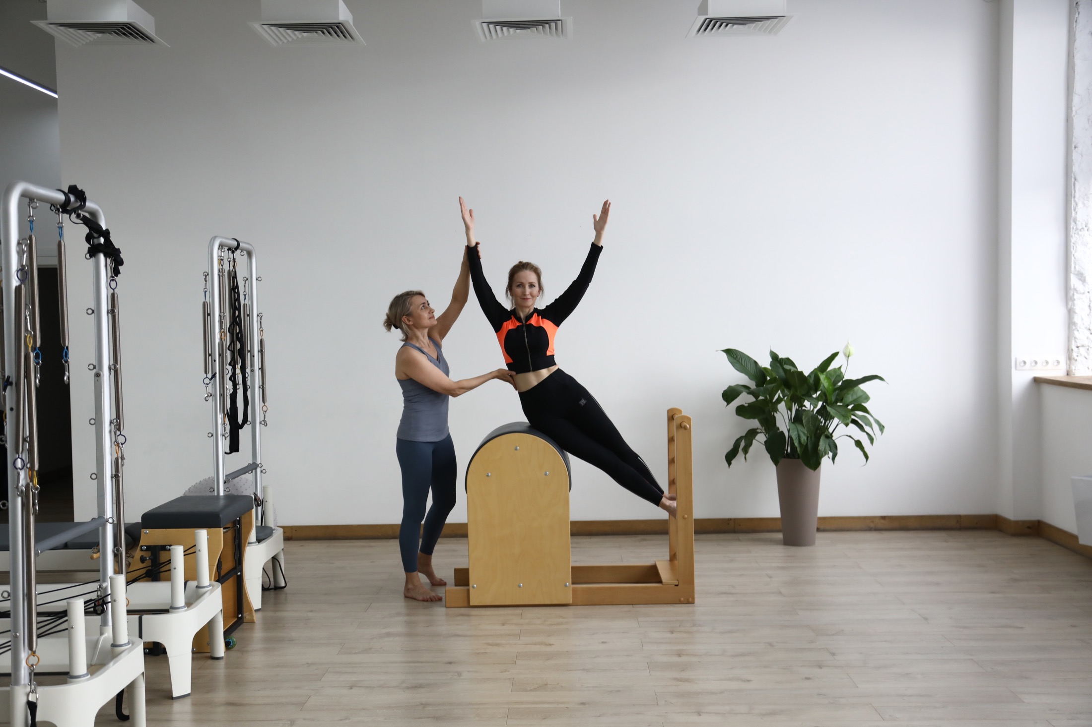 Индивидуальное занятие Pilates с тренером на Barrel в студии Atmosfera
